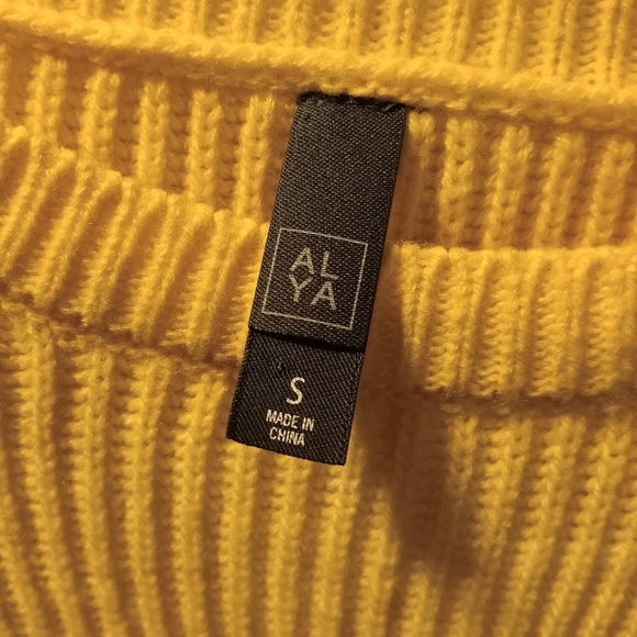 🤠ALYA Sweater Size Small - Picture 2 of 4